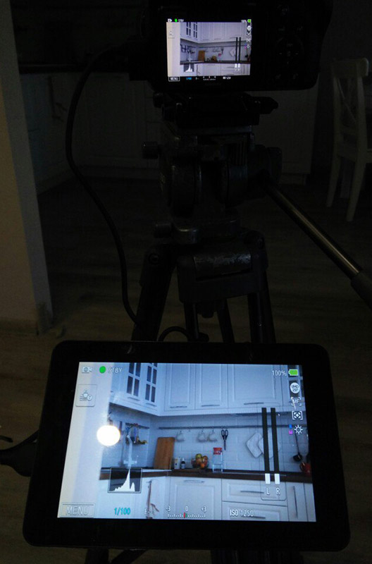 Monitor wyświetla wszystko, co jest podawane przez kamerę za pośrednictwem hdmi, mój aparat (Samsung NX1) ma kilka trybów wyświetlania