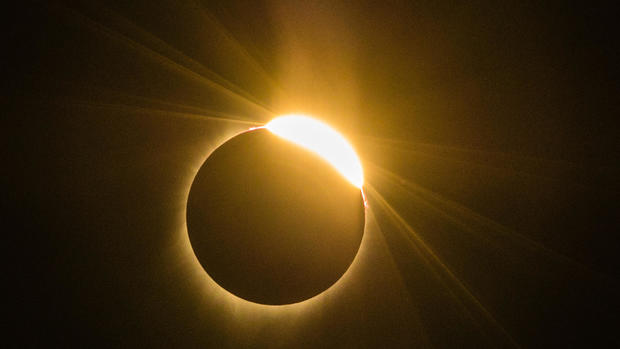 Ослепительные фото солнечного затмения, которые не загорят глаза 37 фото