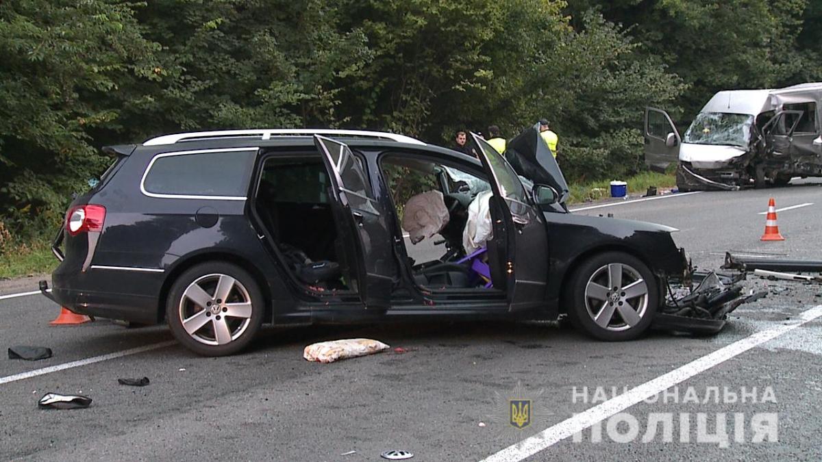 Водій легкового авто загинув на місці, його дружина і трирічна дочка госпіталізовані