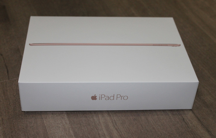 У стандартній білій коробці, виконаній в мінімалістському стилі, крім самого iPad Pro, є: