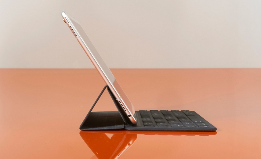 Г лава компанії Apple Тім Кук назвав новенький 9,7-дюймовий iPad ідеальним прикладом майбутнього ПК