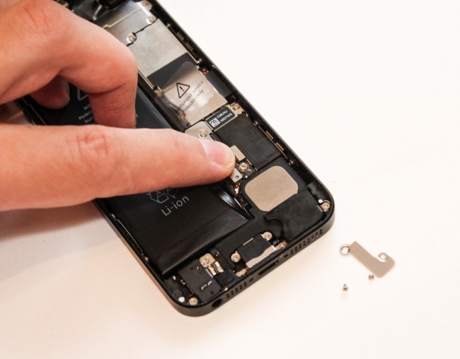 Після того як акумулятор вдалося вилучити з iPhone 5, потрібно буде поставити новий