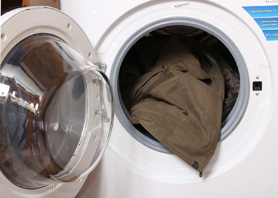 Якщо хімчистка вам не підходить куртку або пальто на пуху можна випрати будинку в пральній машині або вручну