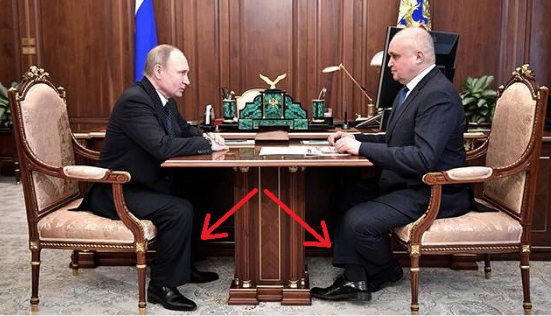 У кабінеті президента Росії Володимира Путіна встановлені крісла з надзвичайно низькими ніжками
