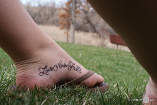 Зазвичай на стегнах роблять татуювання з зображенням невеликих візерунків, наносять на них невеликі написи або напис всього з одного слова, наприклад, імені
