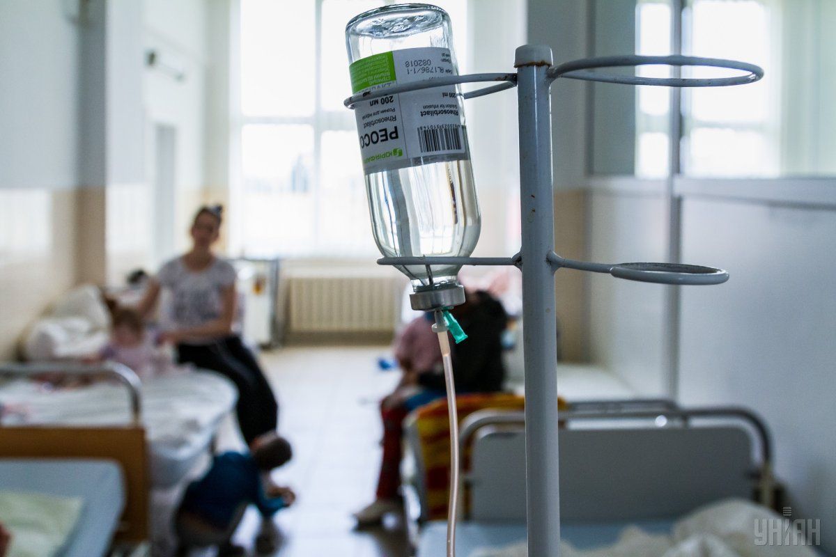 У чоловіка опіки дихальних шляхів і верхніх кінцівок, у жінки - рвані рани верхньої кінцівки, у дівчини - різана рана гомілки через падіння скла
