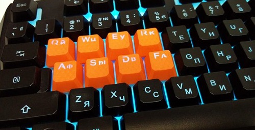 Перевагою клавіатури є оснащення групи клавіш QWER / ASDF механічними перемикачами Light Strike