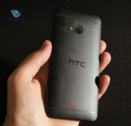 Тобто, по-хорошому, а то й знати, що це смартфон 2013 року, його цілком можна ставити в один ряд з безліччю сучасних моделей, і HTC One M7 при такому порівнянні - далеко не аутсайдер