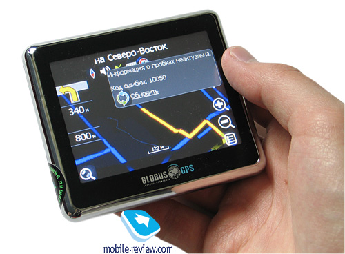 Навігатор дуже компактний, його габарити складають всього 90x78x20 мм, вага 120 грам, тобто пристрій є одним з найбільш компактних GPS-навігаторів з кольоровим екраном на ринку