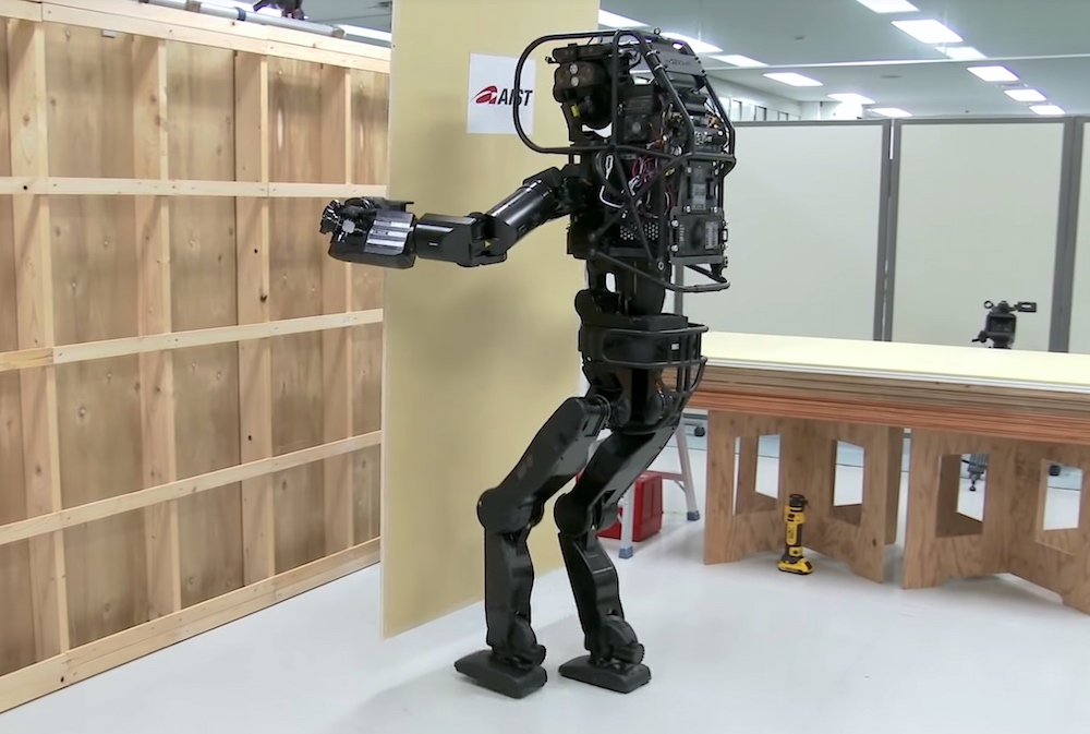 Робот-будівельник, ловець дронів, робопригун: технохіти тижні   Фото: AIST   Інженери з Японії створили гуманоїдного робота HPR-5P, який призначений для виконання будівельних робіт