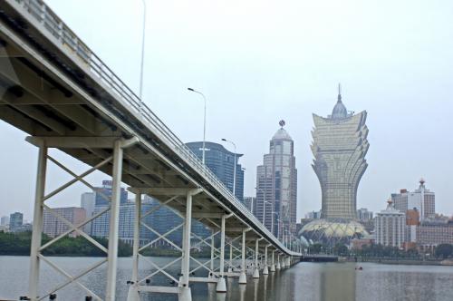 У Китаї за допомогою контрольованого вибуху демонстрували найдовший міст через річку Гань в міському окрузі Цзіань