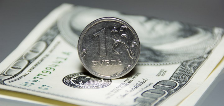 Курс долара щодо рубля впливає на життя кожного росіянина