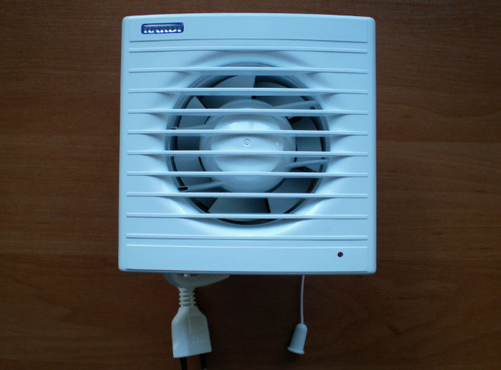 Рекомендується встановити витяжний вентилятор подалі від природних джерел надходження повітря в квартиру, щоб прилад не забирав свіже повітря