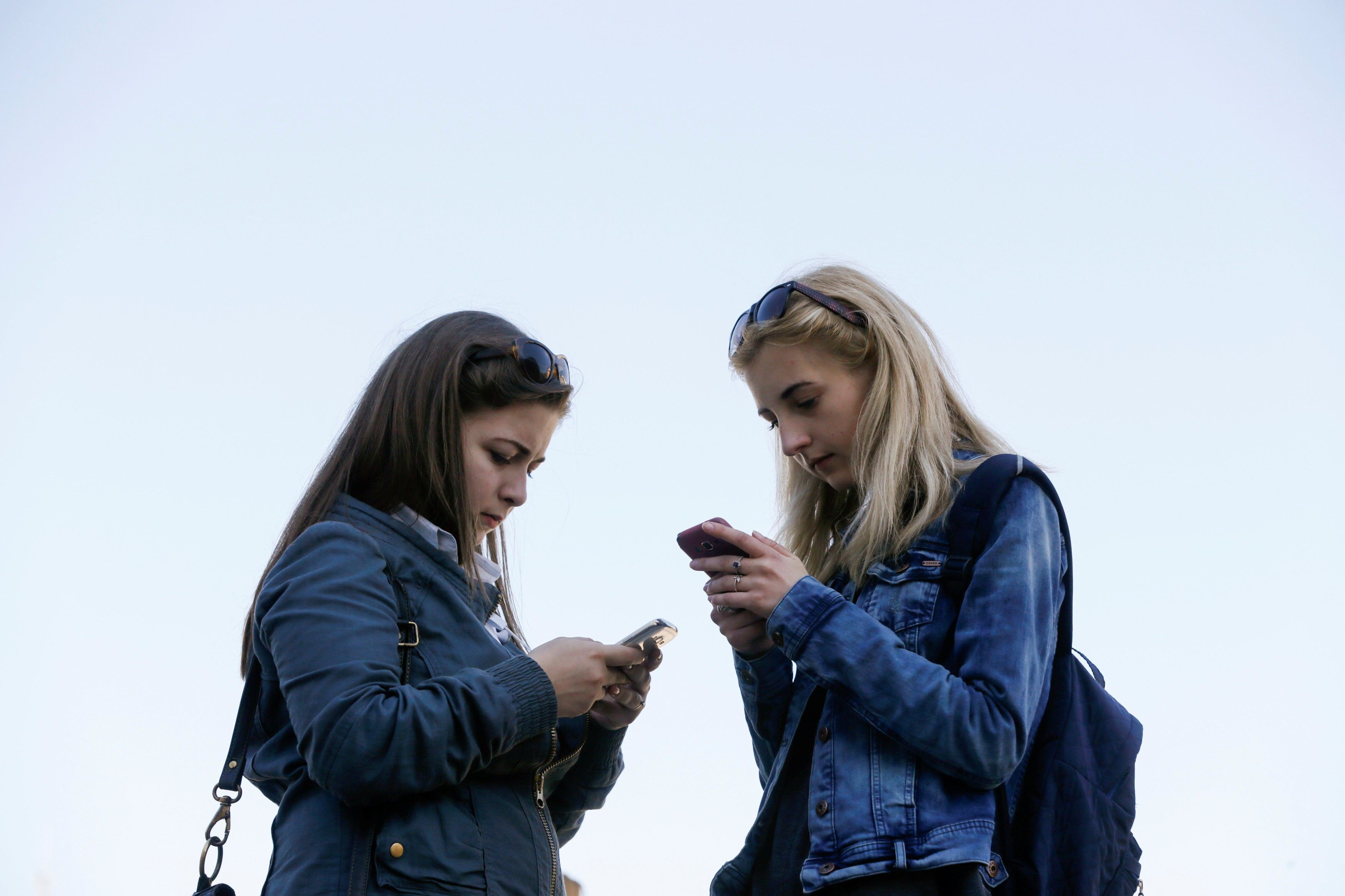 Популярність кнопкових телефонів пояснюють тим, що втомлені від соціальних мереж покупці прагнуть захистити себе від цілодобового доступу до них