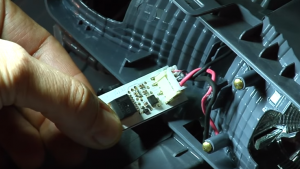Разрежьте провода в начале разъема или   если вы хотите попробовать повторно использовать разъем, отсоедините его от печатной платы