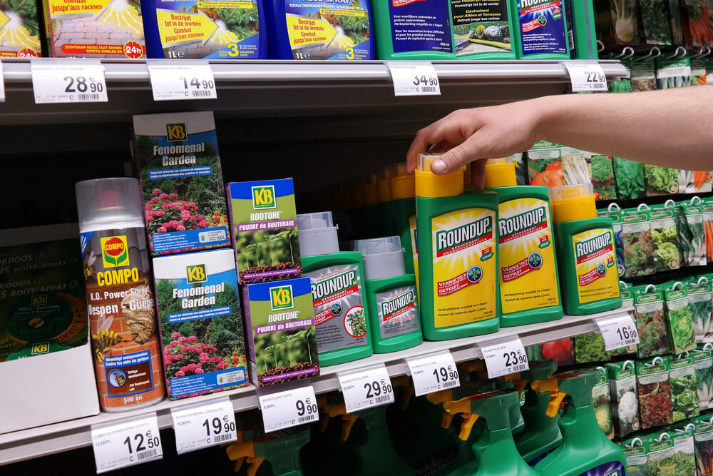 Суд в США ухвалив, що біотехнологічна корпорація Monsanto повинна виплатити 290 млн доларів садівнику, який стверджував, що він захворів на рак через засоби від бур'янів, пише   Бі-бі-сі Росія
