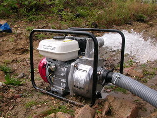Мотопомпа для поливу городу використовується, в основному, на великих ділянках, до яких не підведено електрику